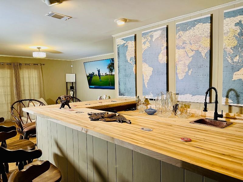 Breakfast/ Dining/ Bar