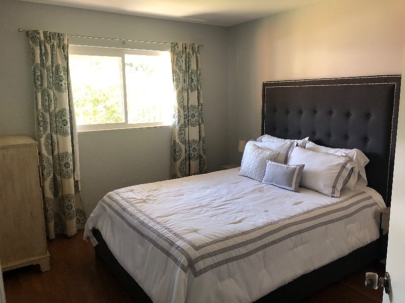 Front bedroom, queen bed