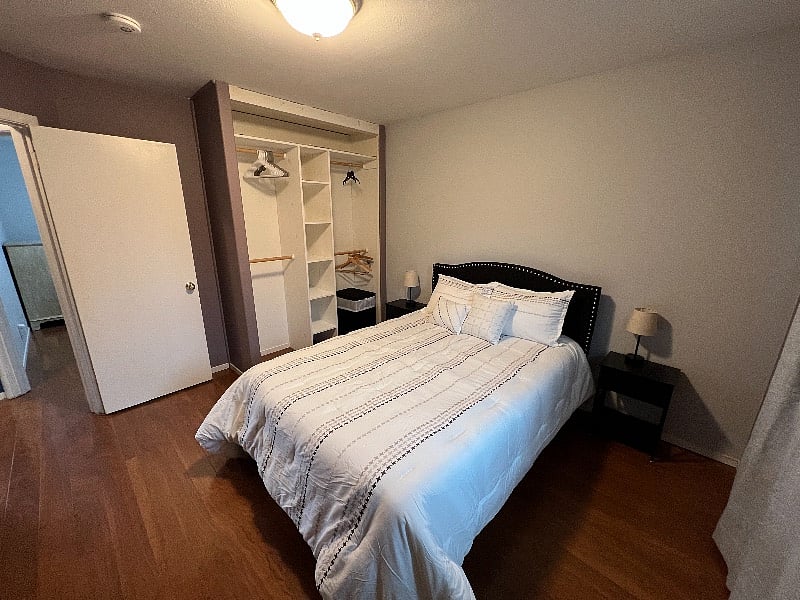 Back bedroom with Full bed