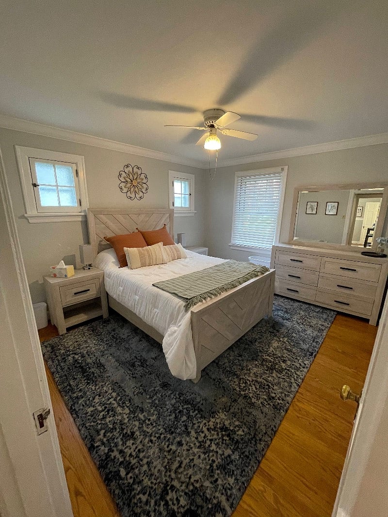 Main bedroom w/ queen bed.