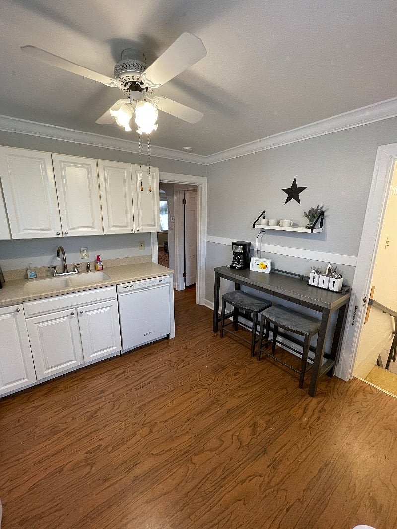Kitchen: 2-person eating area, or beverage/serving station
