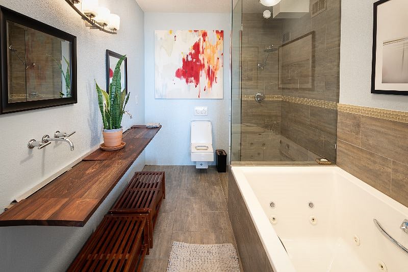 Master bath w/ jacuzzi
