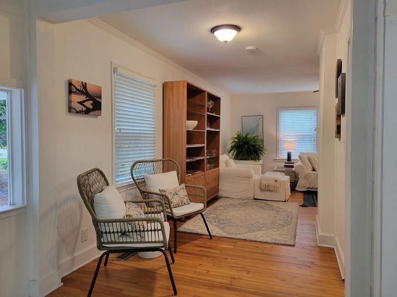 Sitting area between living room and kitchen