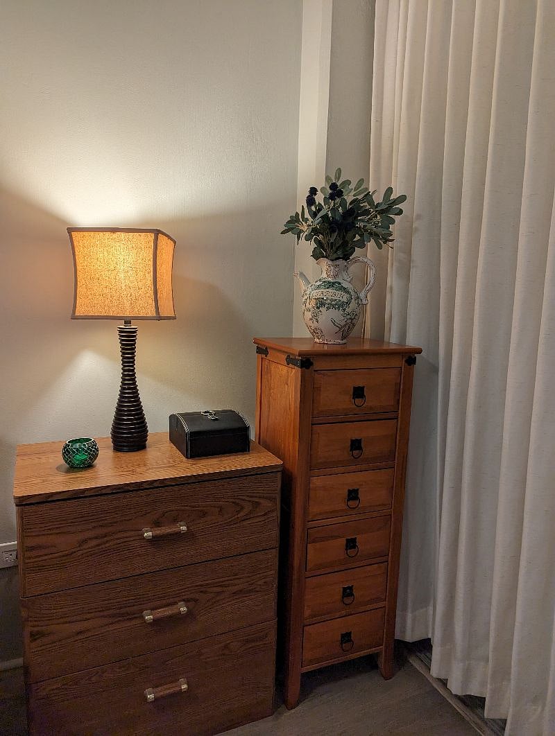 Plenty drawers & storage. 