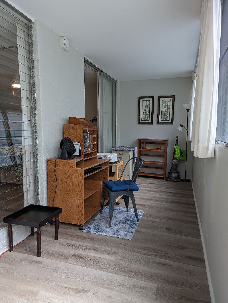 Office lanai or extra bonus room 