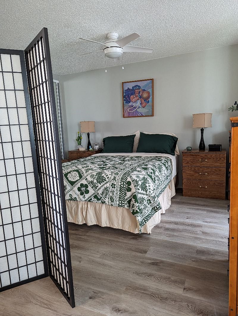 Queen bed, all bedding included! 