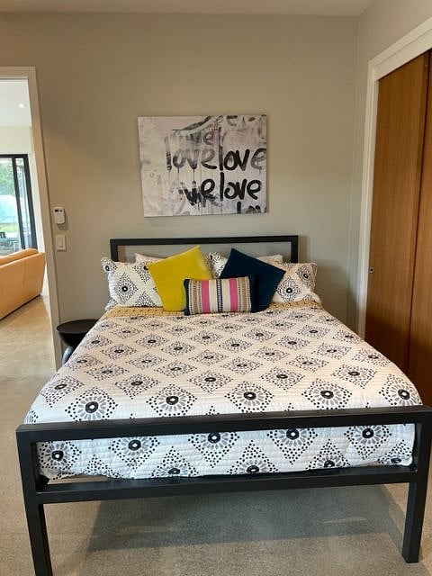 Queen Size Bed w/ En Suite Bathroom