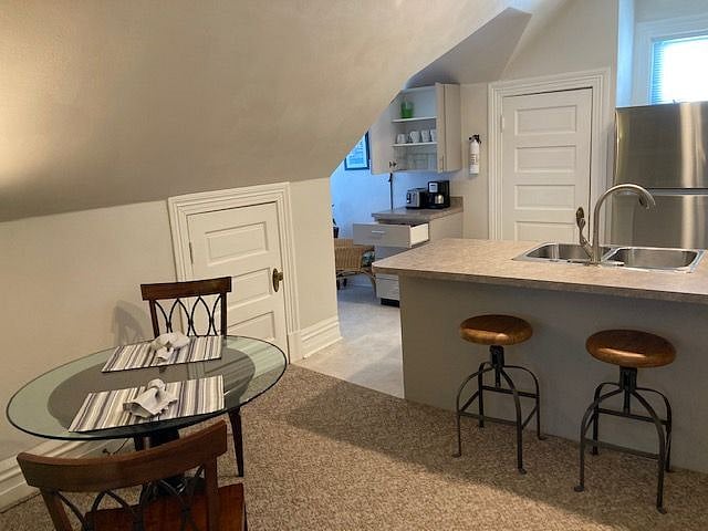 Table seats 4 + 2 Bar Stools