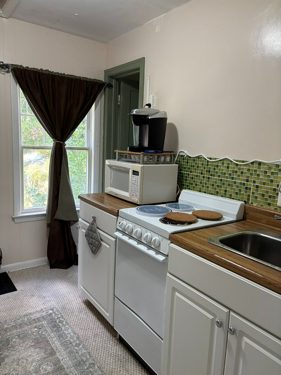 Fully equipped kitchen. Electric stove, microwave