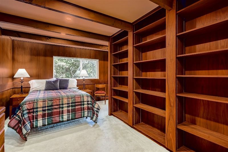 Second bedroom for guests or a roommate.