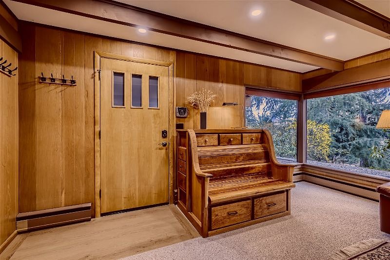 Private entrance to apartment (interior view).