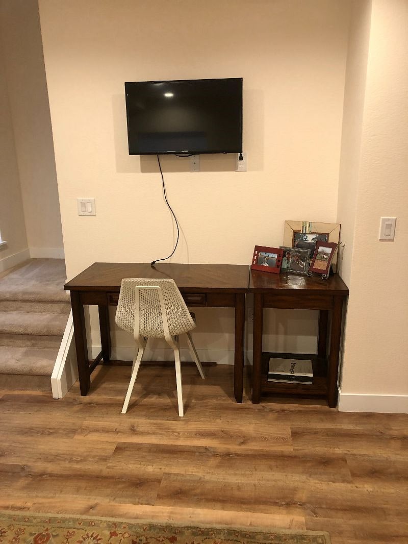 Desk/ TV