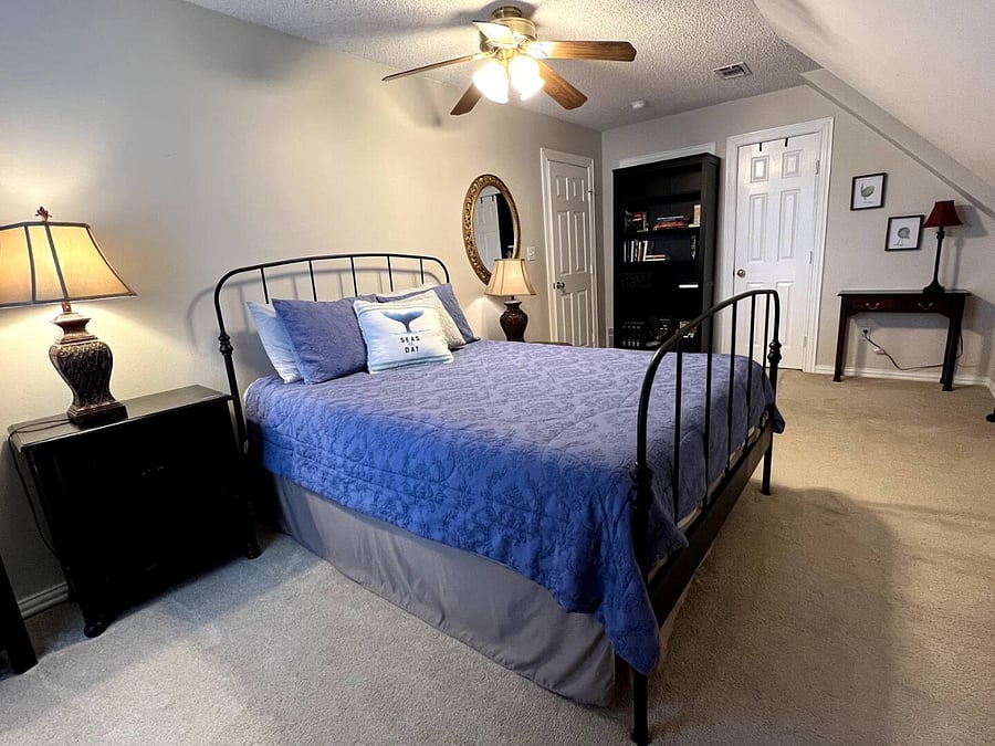 Primary Bedroom - Queen Bed