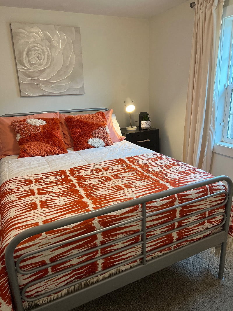 Main bedroom with a queen bed. Large closet with 6 drawer dresser