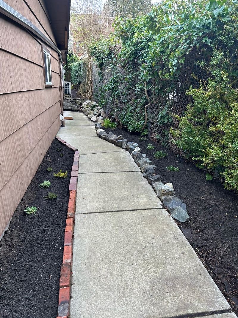 Private entrance area on the side of the house to the studio.