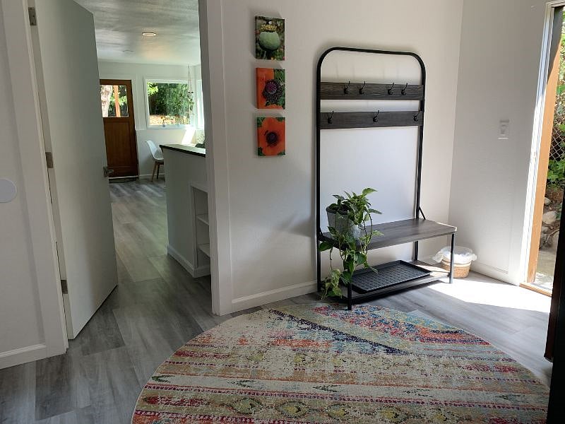 Entrance room with view into the studio