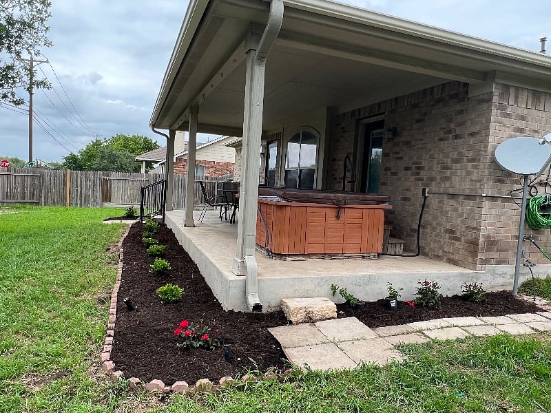 Porch with Hot tub and outside dinning