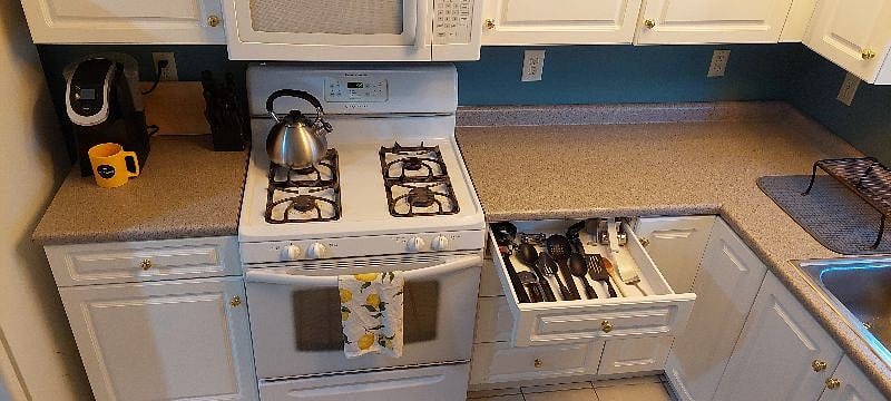 Fully stocked kitchen& linings