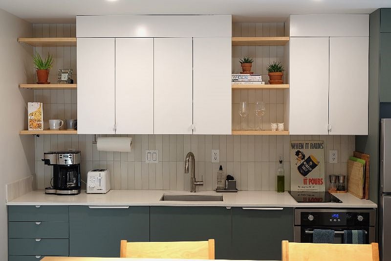 Fully stocked kitchen and a bright ambience for cooking!