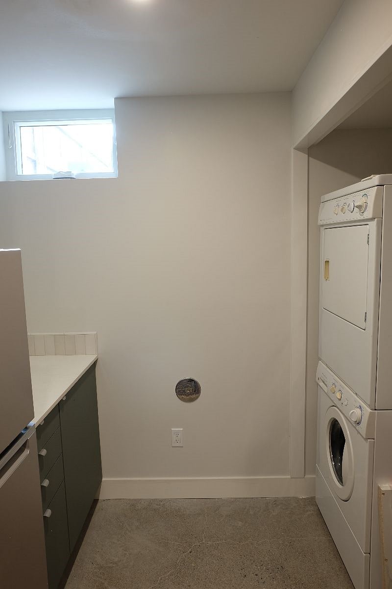 In-unit washer/dryer for laundry.