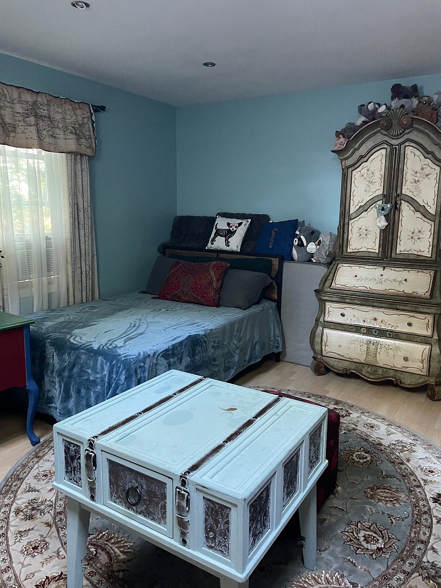 Harry Potter themed bedroom. big room. attached to shared bathroom with 1 other person