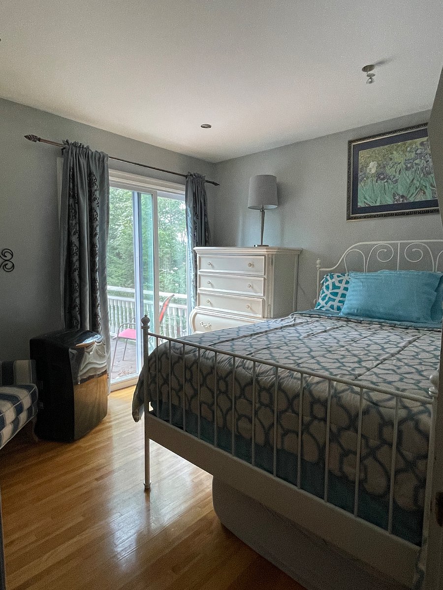 smaller bedroom upstairs, but has a large balcony as part of it overlooking nature filled back yard & sunset. Shares a bathroom with 1 other person