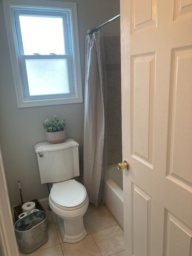 En suite full bathroom with shower/bath. Stocked with all the basics.