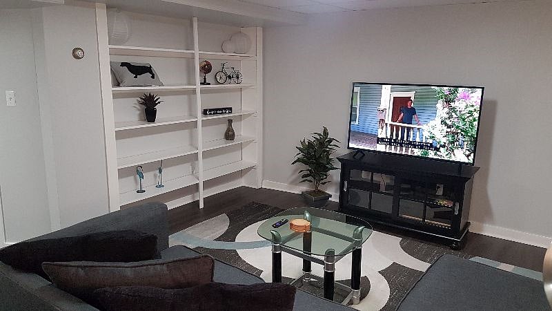 Family room with large Roku tv and free wifi