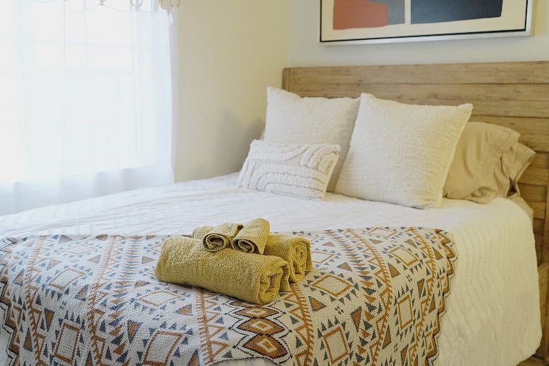 very comfy queen bed with high end mattress