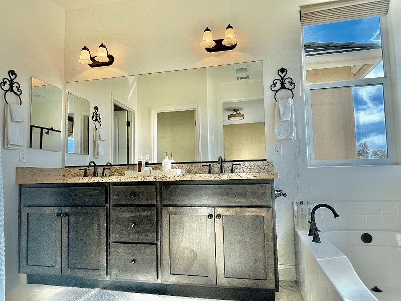 Master bathroom : two separate sinks. 