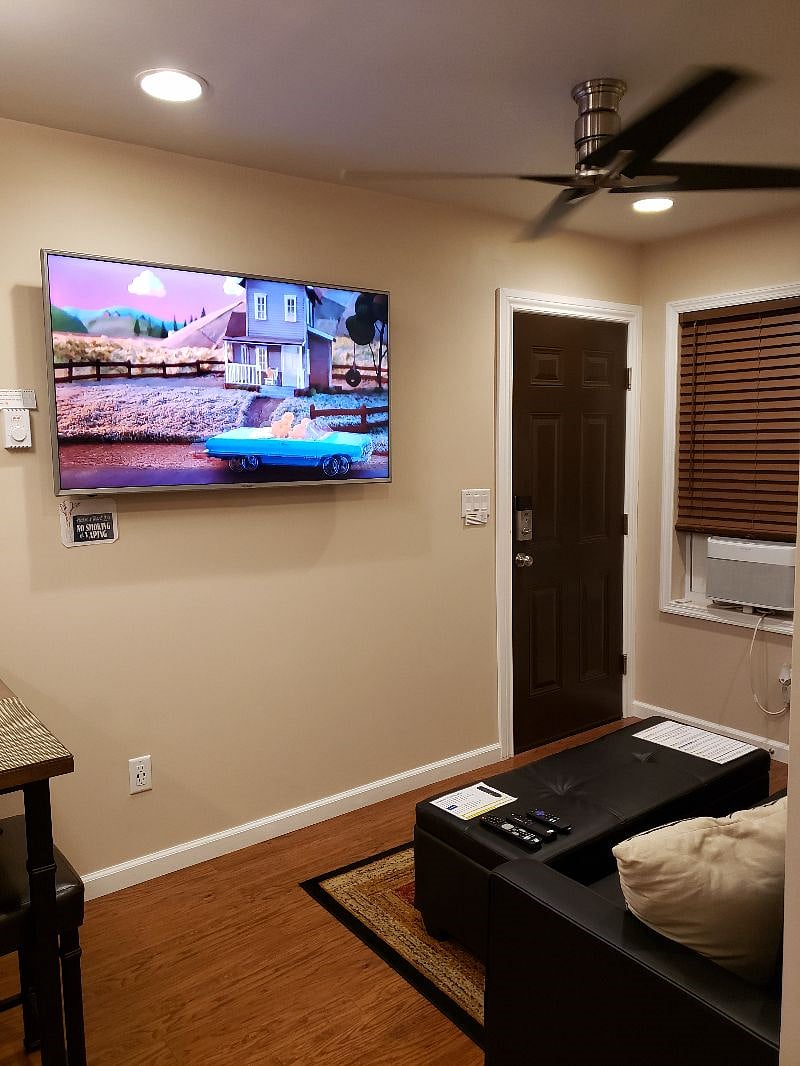 Beautiful 55" 4K Smart TV with cable also