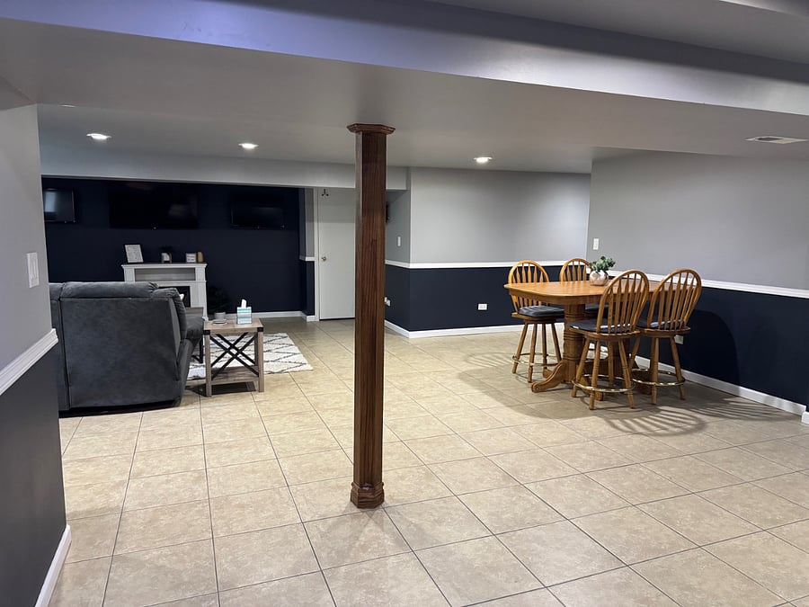 Living Area Overview From Door Entrance
