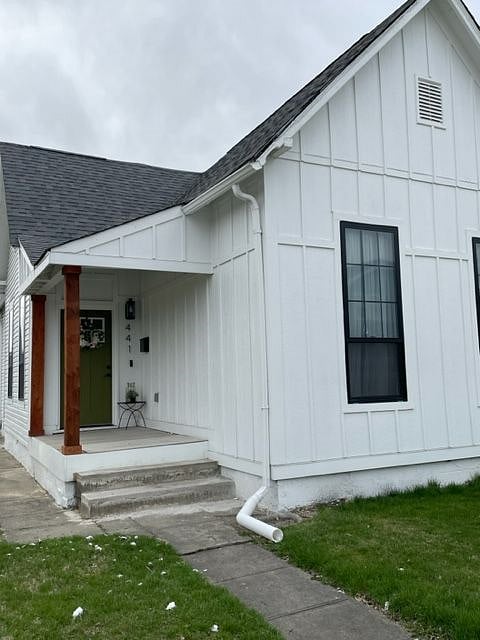 Front access. Street parking.