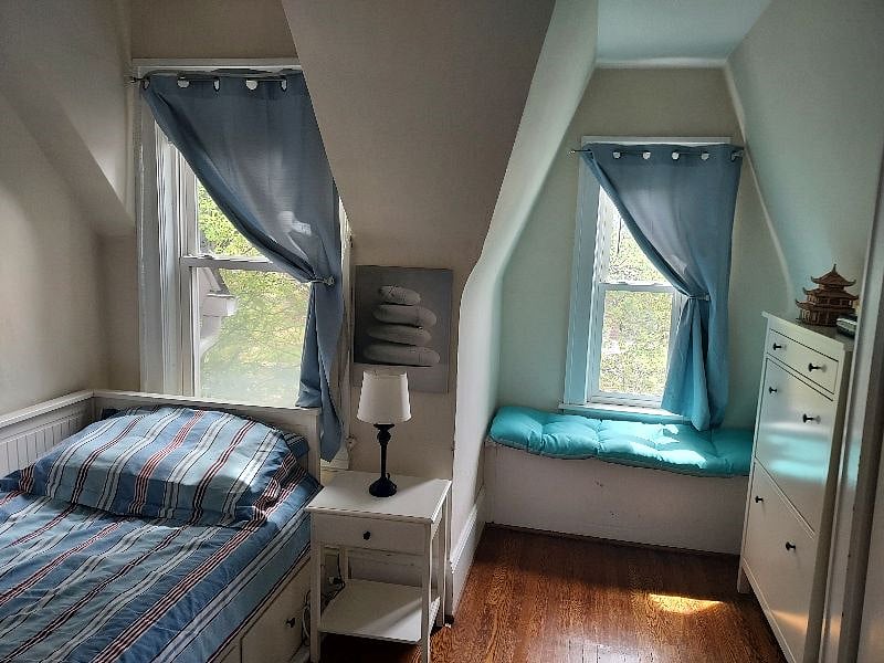 Twin daybed that open to King size bed. Bed linens provided for both sizes. Fresh towels. Room has a large closet, shoe storage and large dresser. Three windows.