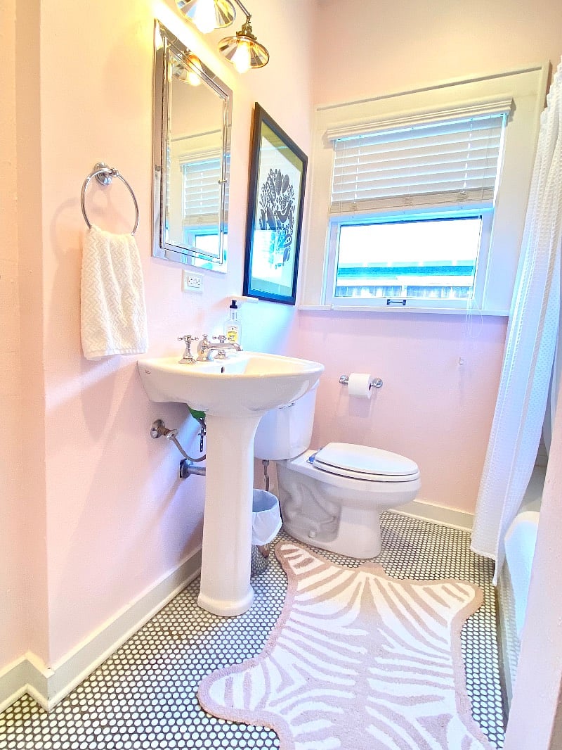 Bright and clean bathroom with fresh paint (11/2023)