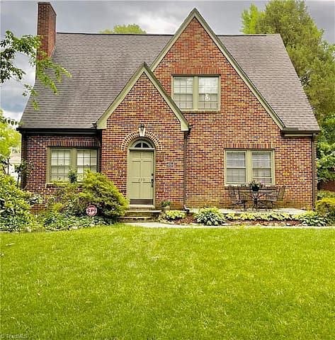 Front of the beautiful house!