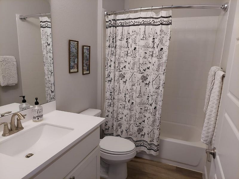 full bathroom next to 2nd bedroom