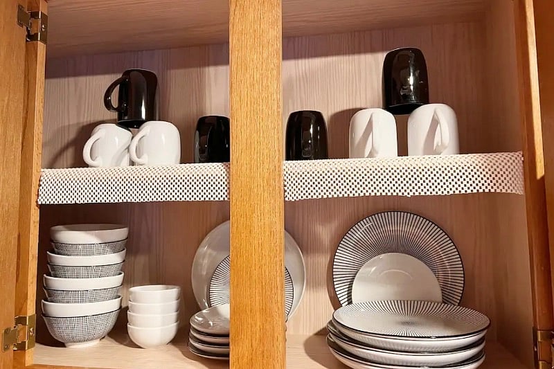 Fully equipped with dinnerware