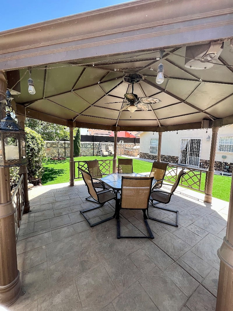AmazIng gazebo and dining set