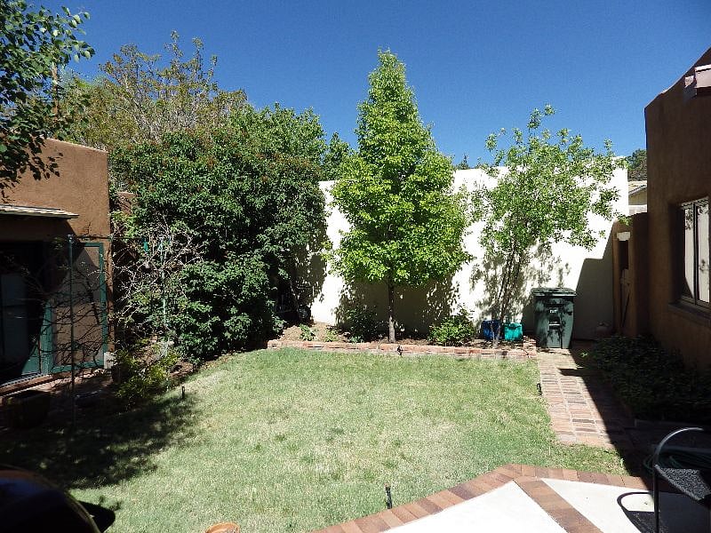 Common sideyard with landlord..