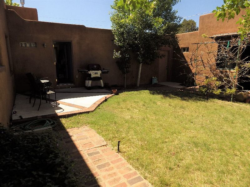 Common sideyard, with gas BBQ available.