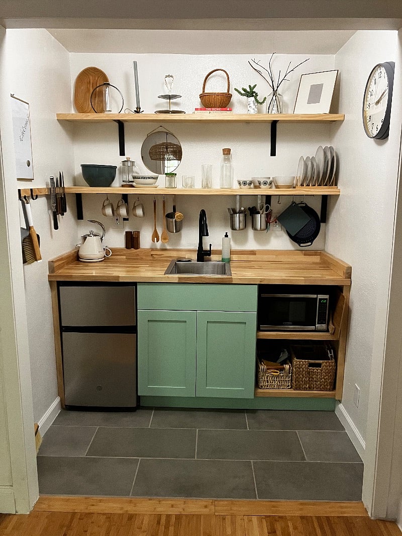 Kitchenette.