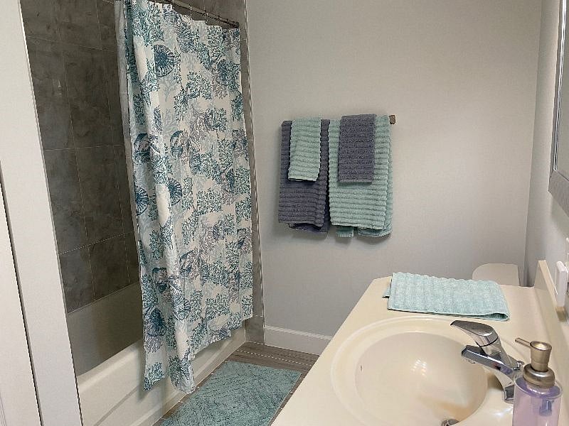 Guest bathroom with full shower/tub.