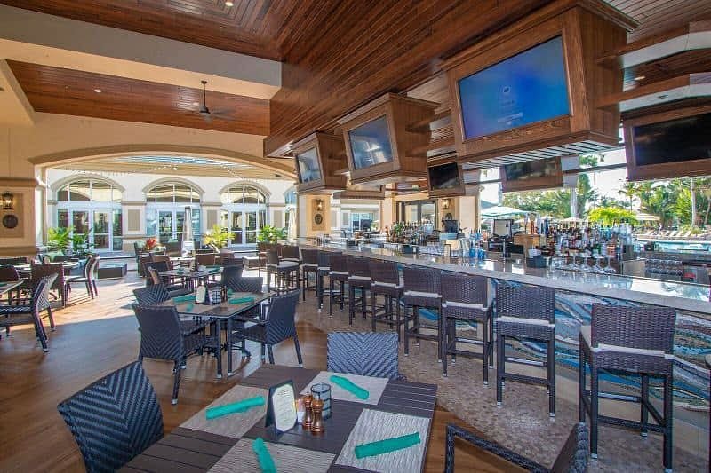 Clubhouse with 3 restaurants to choose from!