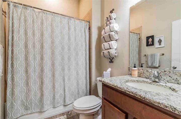 Second bat with shower/tub combo