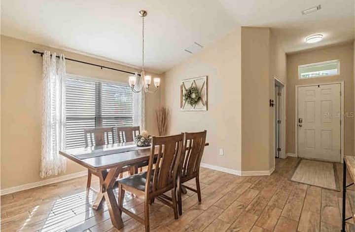 Dining area with 4 chairs