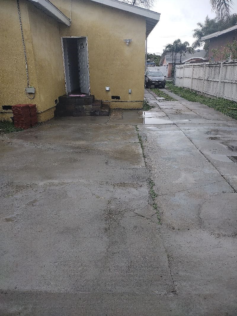 Spacious patio to park 5 cars, and enjoy of the  days in California!  Pets welcome !