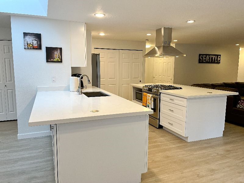 Another look at the kitchen and kitchen island