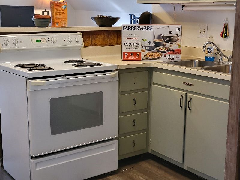 Stove & Cabinets