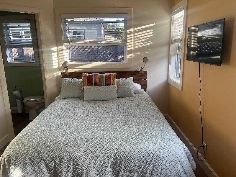 Comfy Queen Bed.
Room darkening blinds.